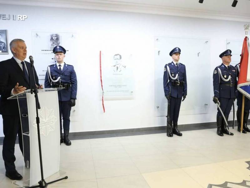 [Podsumowanie na żywo. Czwartek 18:00] 27 rocznica zabójstwa gen. Marka Papały. Policja się poddała. KONFRONTACJA LIVE